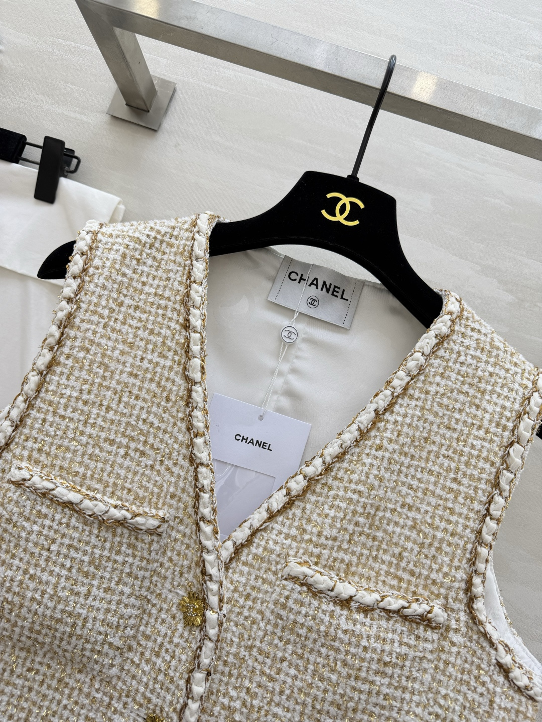 #Chane♡²⁶C系列 金丝米白色马甲 粗花呢编织+金色丝线 低调奢华感满满！无袖V领设计 开模定制金