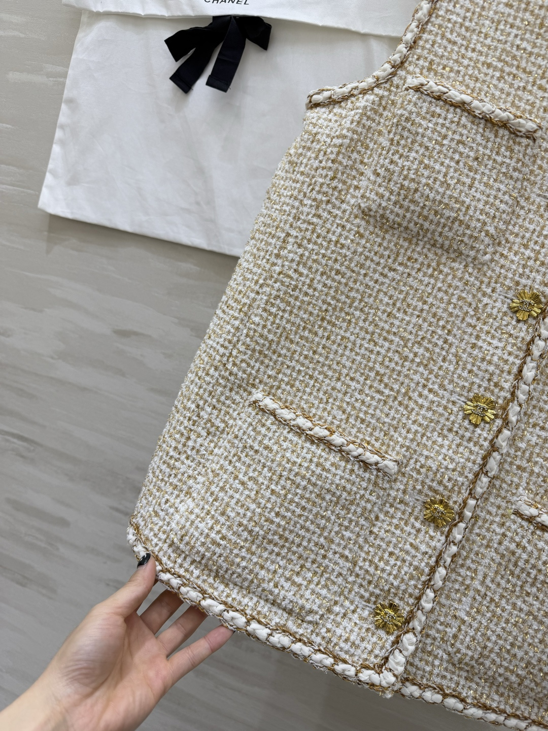#Chane♡²⁶C系列 金丝米白色马甲 粗花呢编织+金色丝线 低调奢华感满满！无袖V领设计 开模定制金