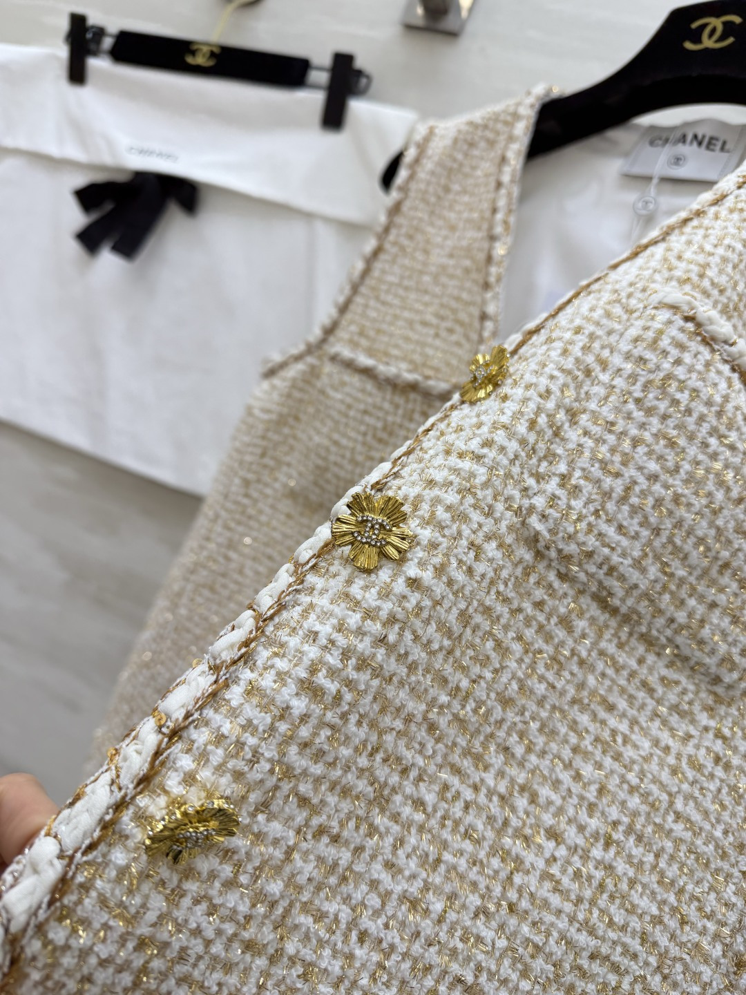 #Chane♡²⁶C系列 金丝米白色马甲 粗花呢编织+金色丝线 低调奢华感满满！无袖V领设计 开模定制金