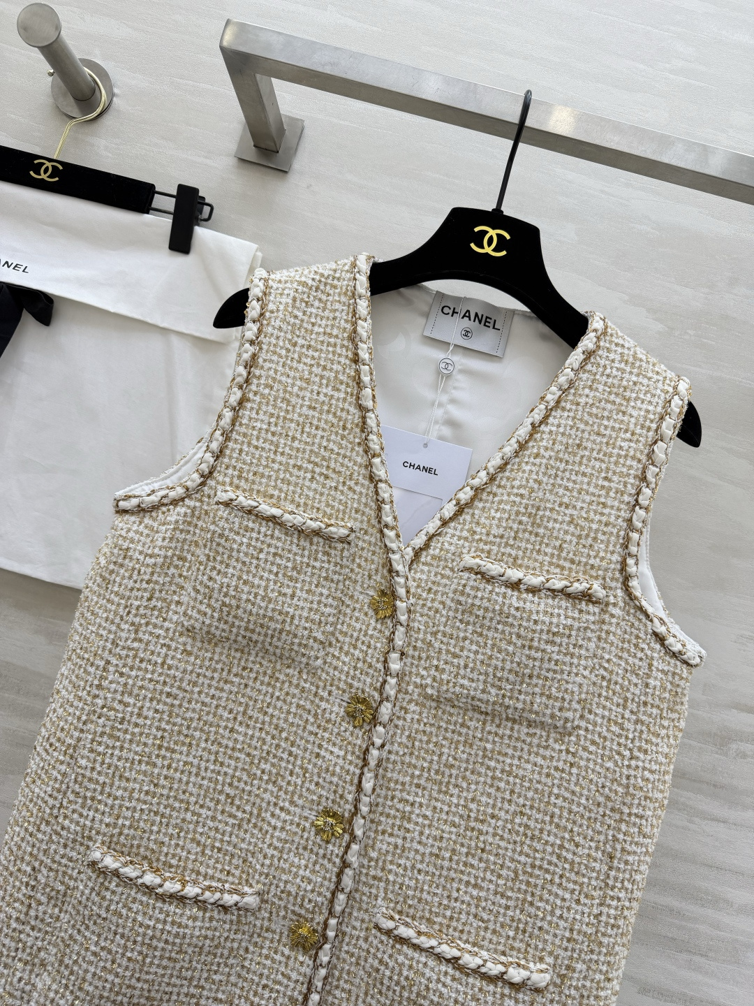 #Chane♡²⁶C系列 金丝米白色马甲 粗花呢编织+金色丝线 低调奢华感满满！无袖V领设计 开模定制金