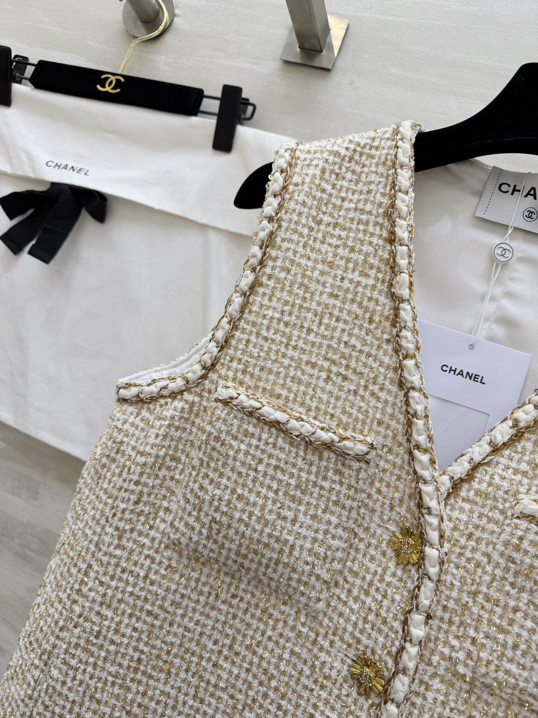 #Chane♡²⁶C系列 金丝米白色马甲 粗花呢编织+金色丝线 低调奢华感满满！无袖V领设计 开模定制金