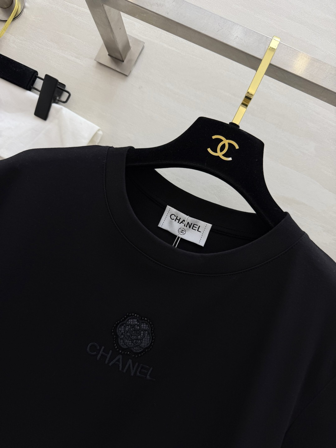 #Chane♡²⁶春夏新款 logo刺绣🪡重工钉珠短袖T恤 高品质定制 现货首发size：36/38/4