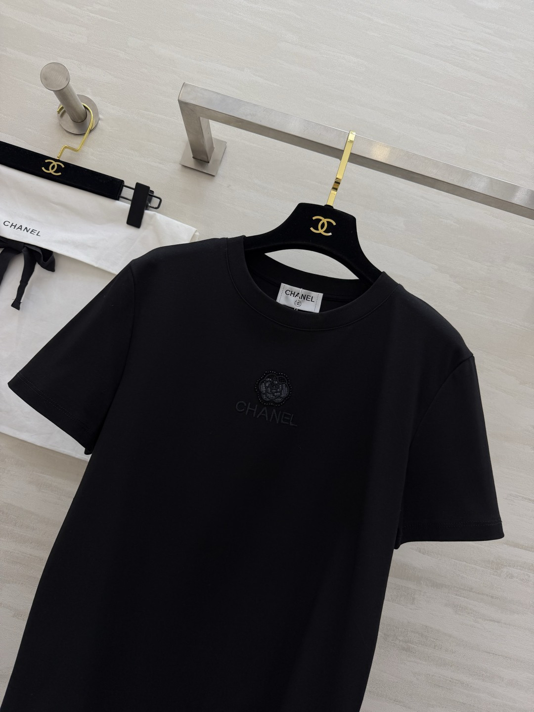 #Chane♡²⁶春夏新款 logo刺绣🪡重工钉珠短袖T恤 高品质定制 现货首发size：36/38/4