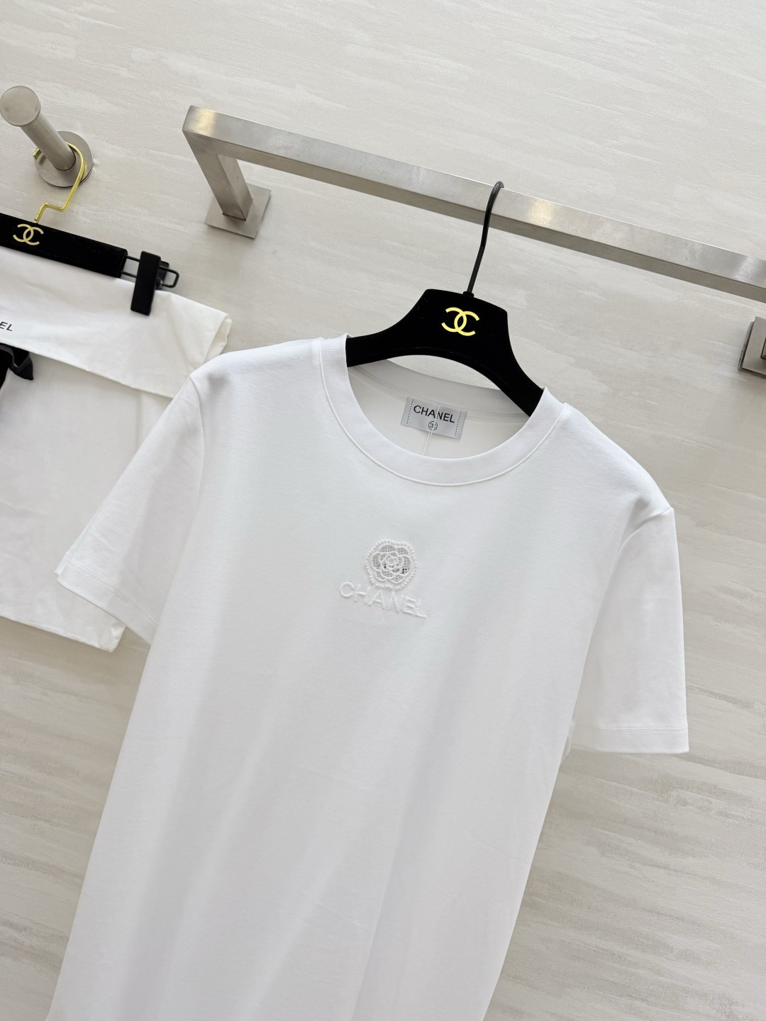 #Chane♡²⁶春夏新款 logo刺绣🪡重工钉珠短袖T恤 高品质定制 现货首发size：36/38/4