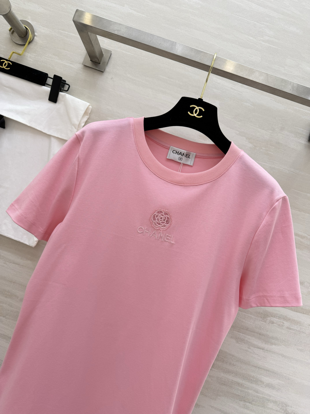 #Chane♡²⁶春夏新款 logo刺绣🪡重工钉珠短袖T恤 高品质定制 现货首发size：36/38/4