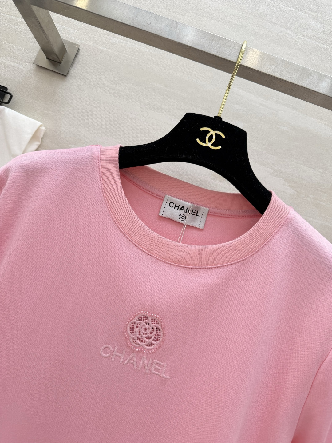 #Chane♡²⁶春夏新款 logo刺绣🪡重工钉珠短袖T恤 高品质定制 现货首发size：36/38/4