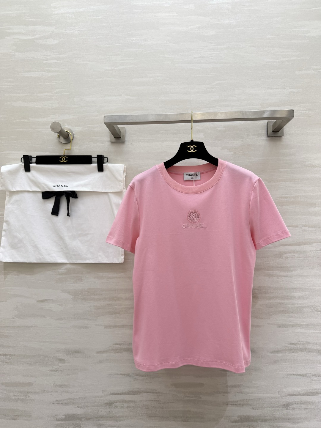 #Chane♡²⁶春夏新款 logo刺绣🪡重工钉珠短袖T恤 高品质定制 现货首发size：36/38/4