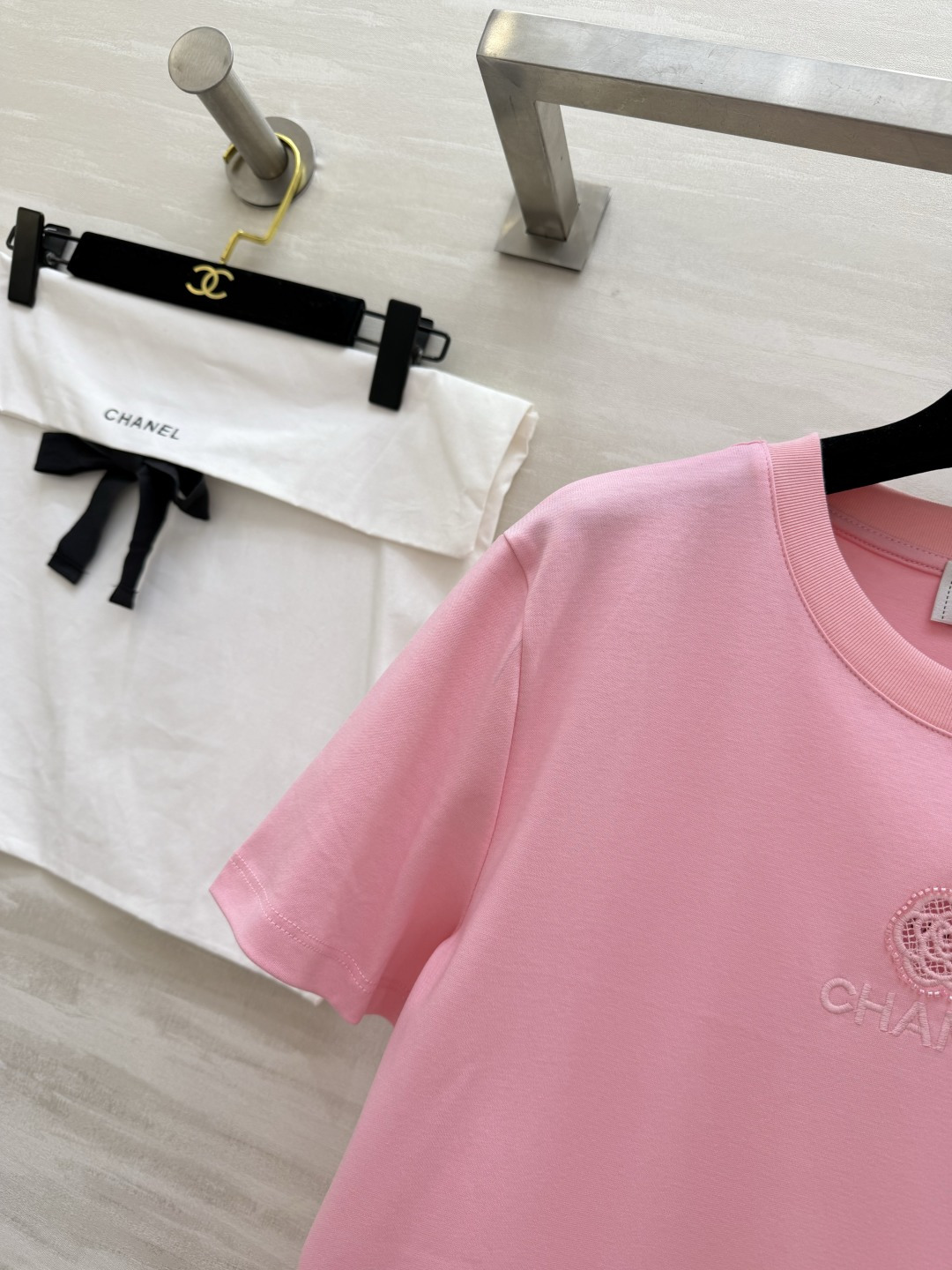 #Chane♡²⁶春夏新款 logo刺绣🪡重工钉珠短袖T恤 高品质定制 现货首发size：36/38/4