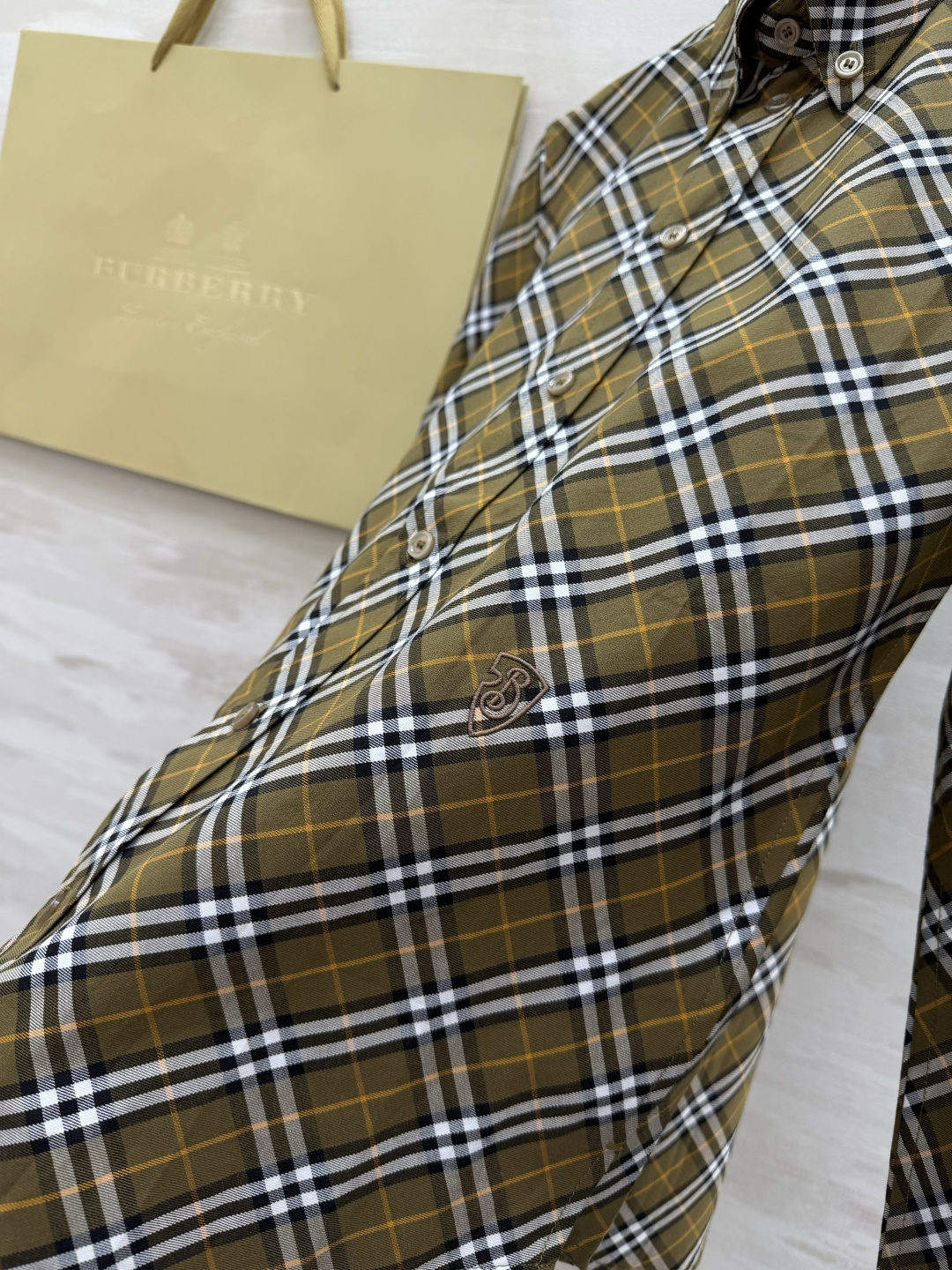 #Burberr♡²⁶新款 斜纹格纹衬衣 采用标志性斜格纹设计英伦风满满 100%精梳棉 穿着超舒适 日