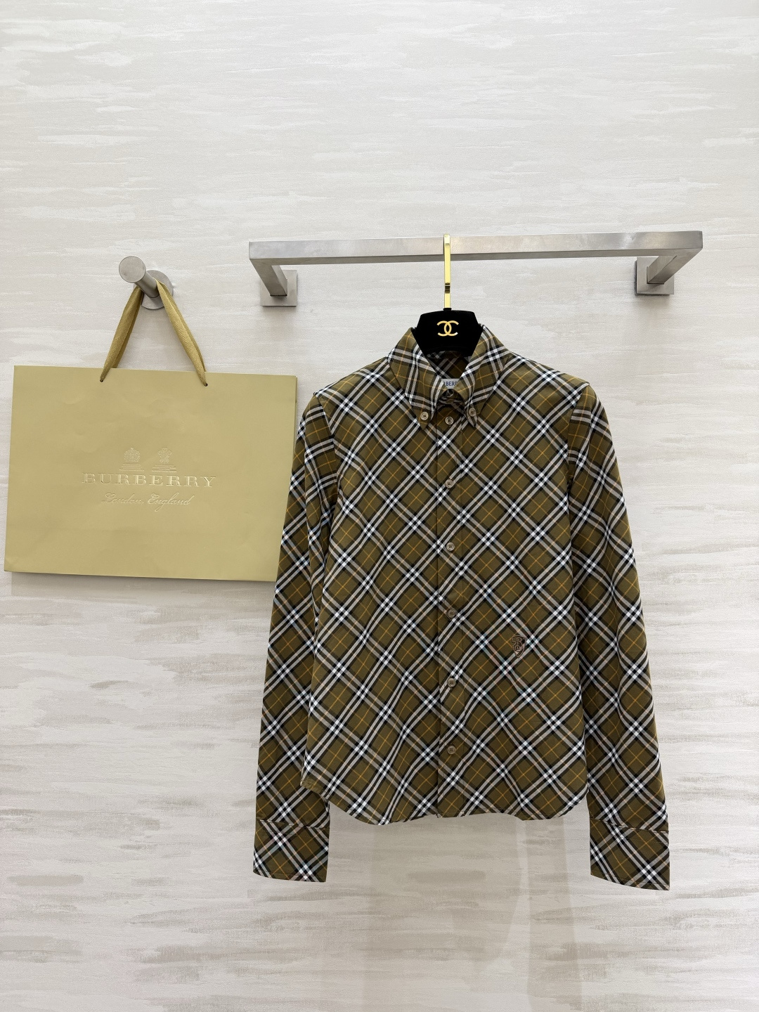 #Burberr♡²⁶新款 斜纹格纹衬衣 采用标志性斜格纹设计英伦风满满 100%精梳棉 穿着超舒适 日