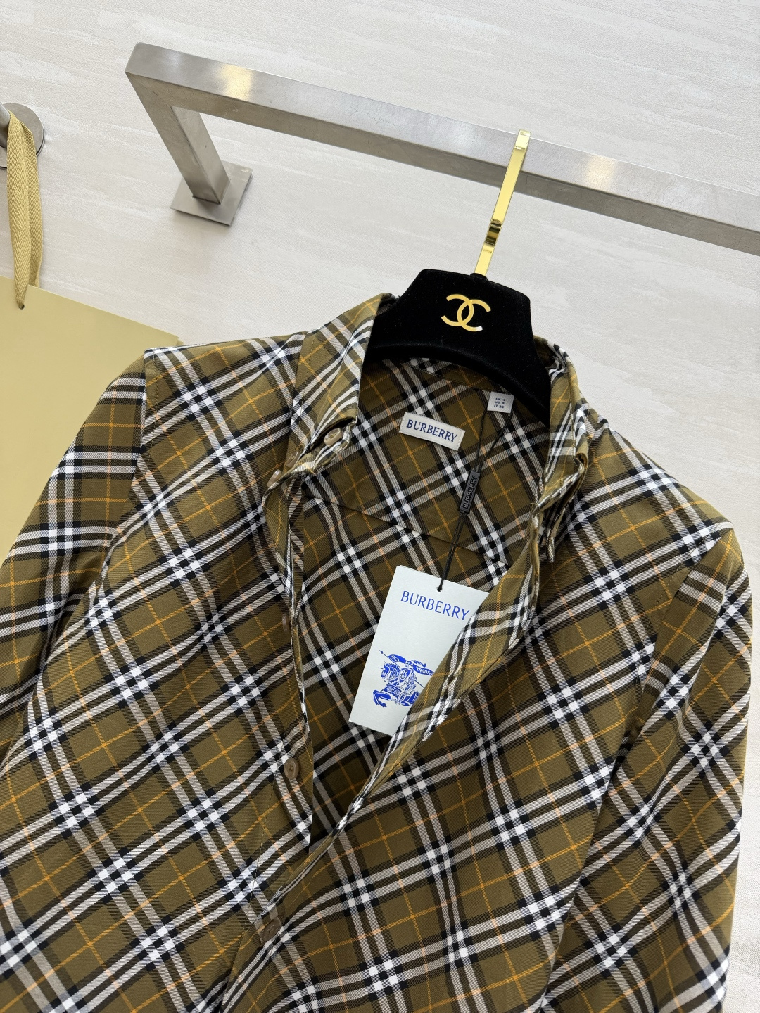 #Burberr♡²⁶新款 斜纹格纹衬衣 采用标志性斜格纹设计英伦风满满 100%精梳棉 穿着超舒适 日