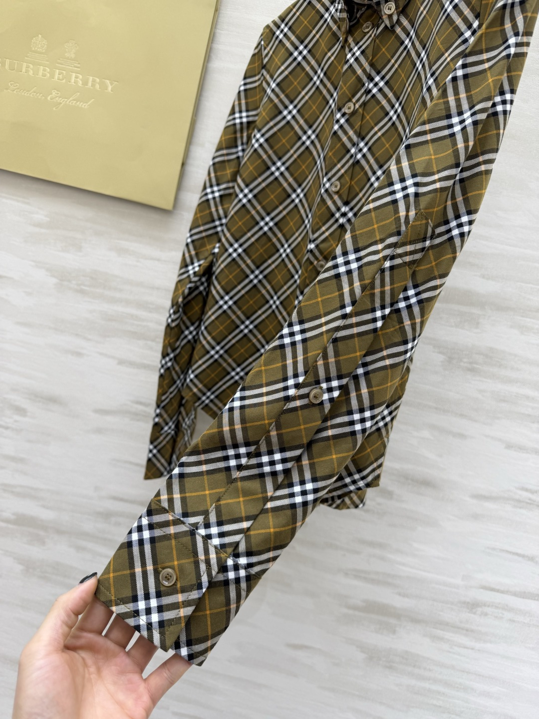 #Burberr♡²⁶新款 斜纹格纹衬衣 采用标志性斜格纹设计英伦风满满 100%精梳棉 穿着超舒适 日