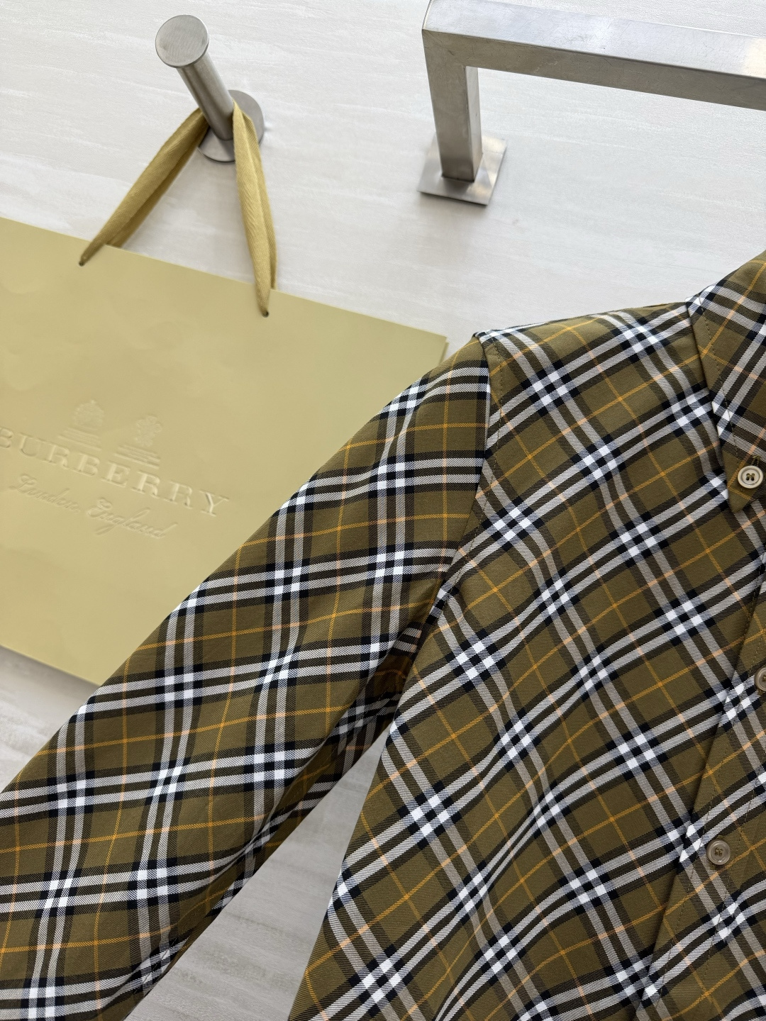 #Burberr♡²⁶新款 斜纹格纹衬衣 采用标志性斜格纹设计英伦风满满 100%精梳棉 穿着超舒适 日