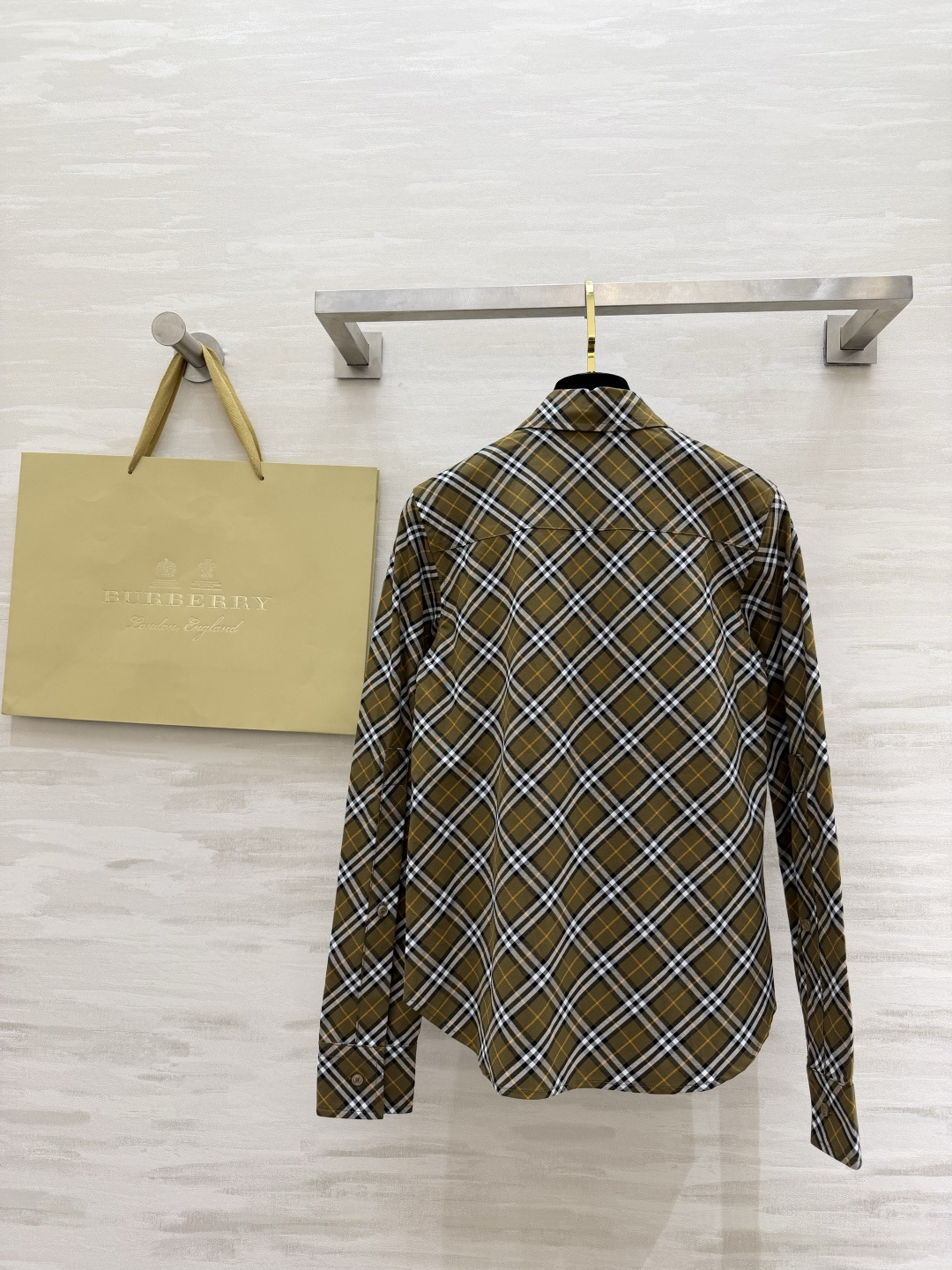 #Burberr♡²⁶新款 斜纹格纹衬衣 采用标志性斜格纹设计英伦风满满 100%精梳棉 穿着超舒适 日