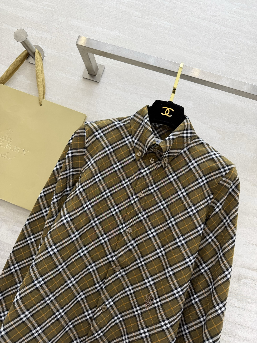 #Burberr♡²⁶新款 斜纹格纹衬衣 采用标志性斜格纹设计英伦风满满 100%精梳棉 穿着超舒适 日