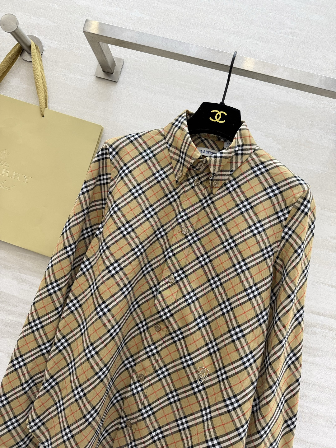 #Burberr♡²⁶新款 斜纹格纹衬衣 采用标志性斜格纹设计英伦风满满 100%精梳棉 穿着超舒适 日