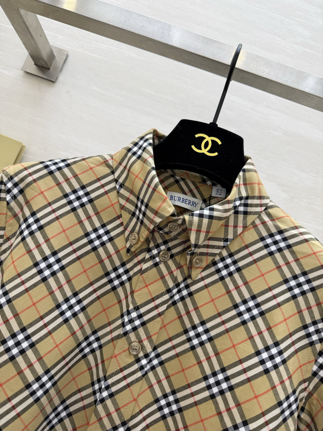 #Burberr♡²⁶新款 斜纹格纹衬衣 采用标志性斜格纹设计英伦风满满 100%精梳棉 穿着超舒适 日