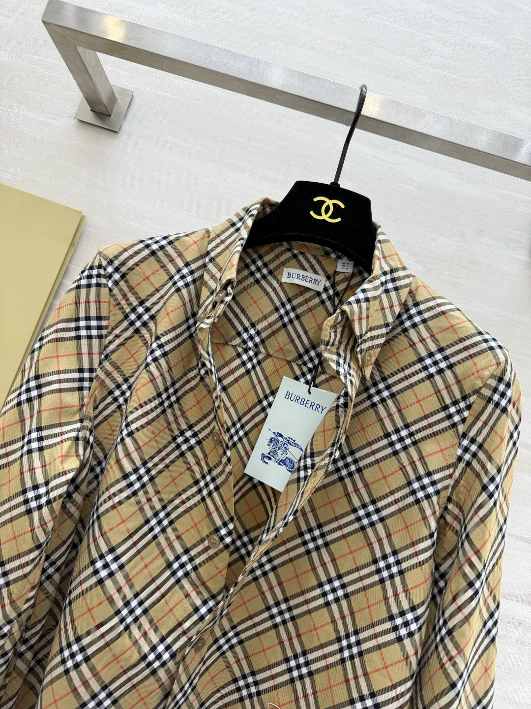 #Burberr♡²⁶新款 斜纹格纹衬衣 采用标志性斜格纹设计英伦风满满 100%精梳棉 穿着超舒适 日