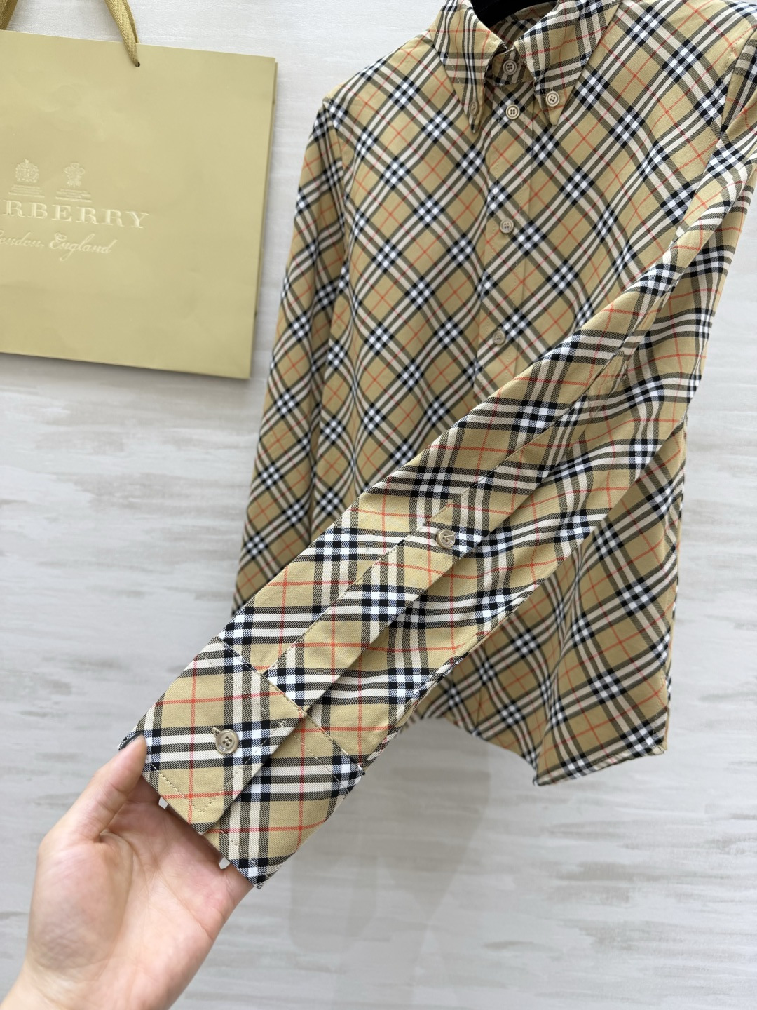 #Burberr♡²⁶新款 斜纹格纹衬衣 采用标志性斜格纹设计英伦风满满 100%精梳棉 穿着超舒适 日