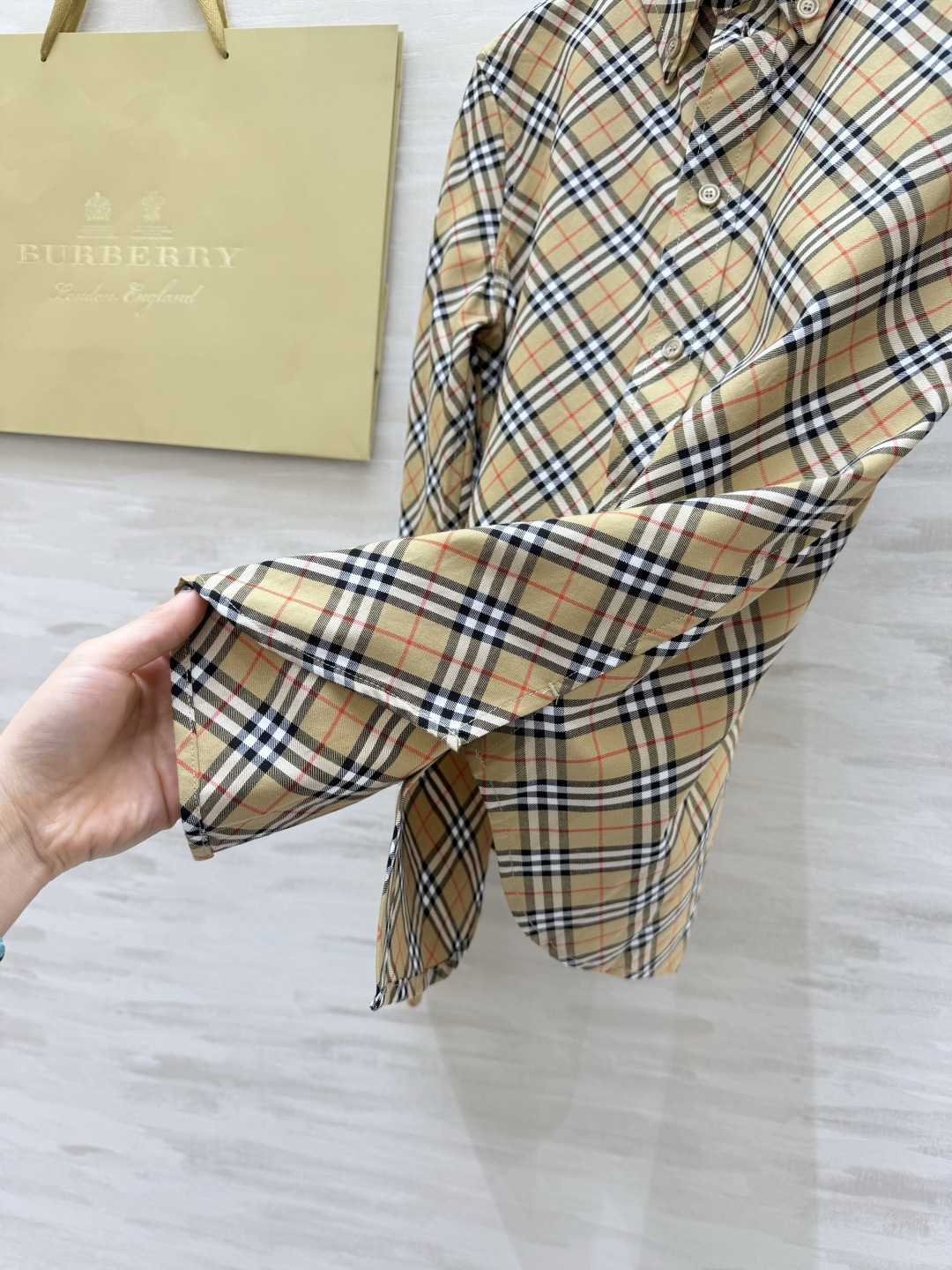 #Burberr♡²⁶新款 斜纹格纹衬衣 采用标志性斜格纹设计英伦风满满 100%精梳棉 穿着超舒适 日