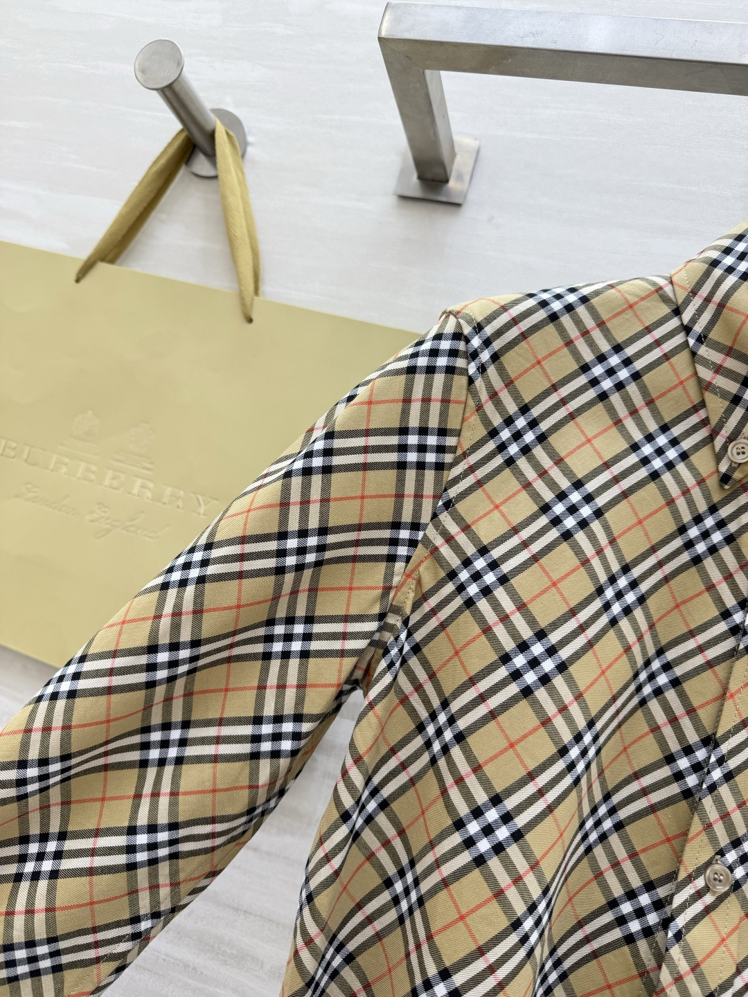 #Burberr♡²⁶新款 斜纹格纹衬衣 采用标志性斜格纹设计英伦风满满 100%精梳棉 穿着超舒适 日