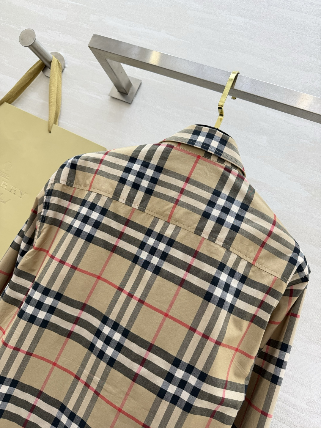 #Burberr♡²⁶新款 经典格纹衬衣 卡其色主调搭配黑白红线条 英伦风满满！高品质纯棉材质 柔软透气