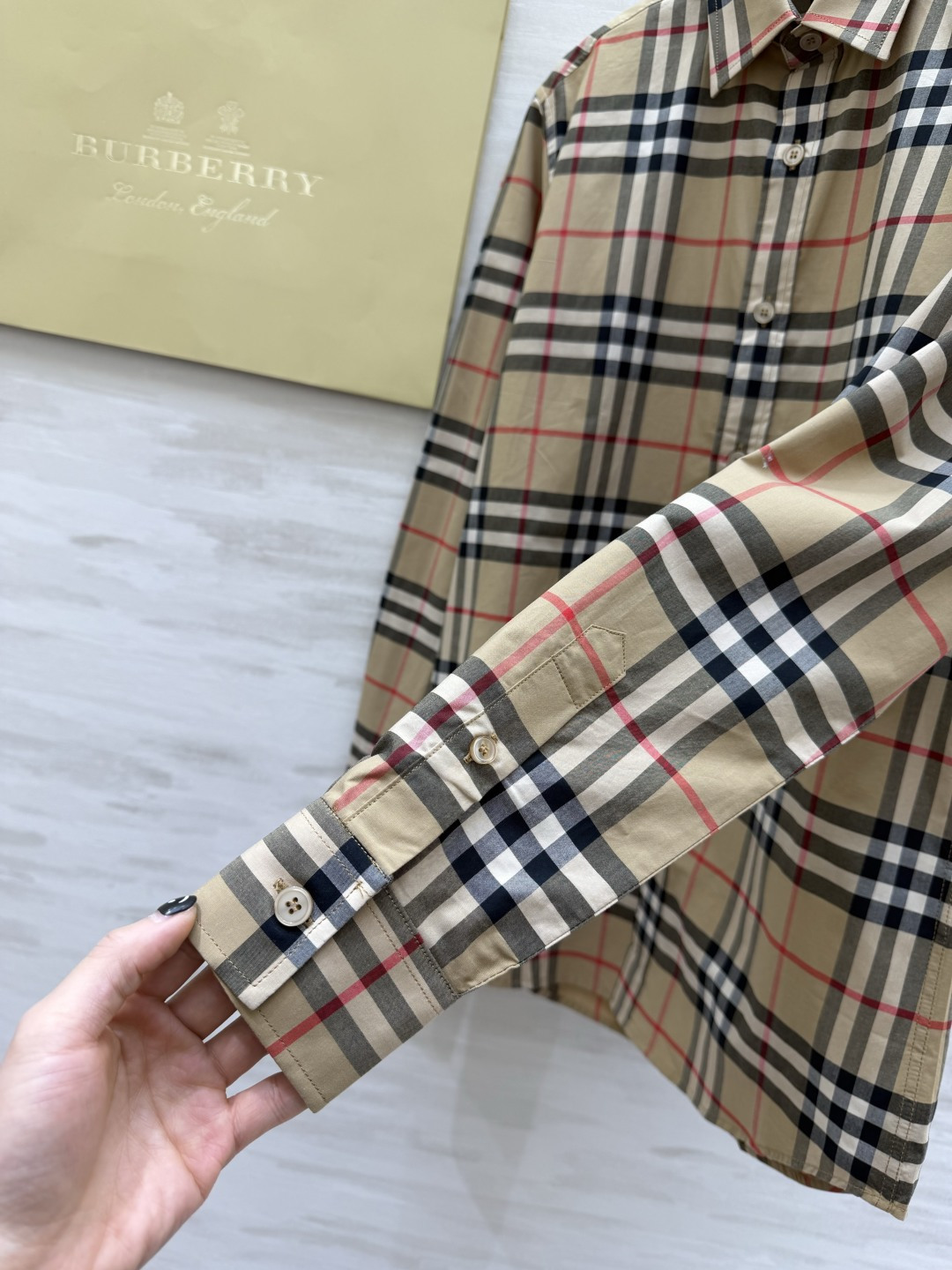 #Burberr♡²⁶新款 经典格纹衬衣 卡其色主调搭配黑白红线条 英伦风满满！高品质纯棉材质 柔软透气