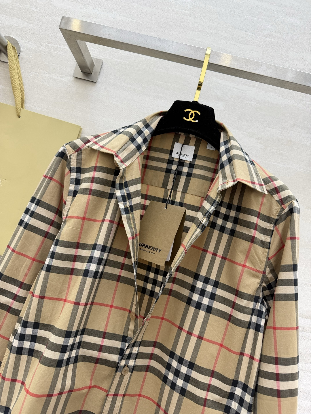 #Burberr♡²⁶新款 经典格纹衬衣 卡其色主调搭配黑白红线条 英伦风满满！高品质纯棉材质 柔软透气