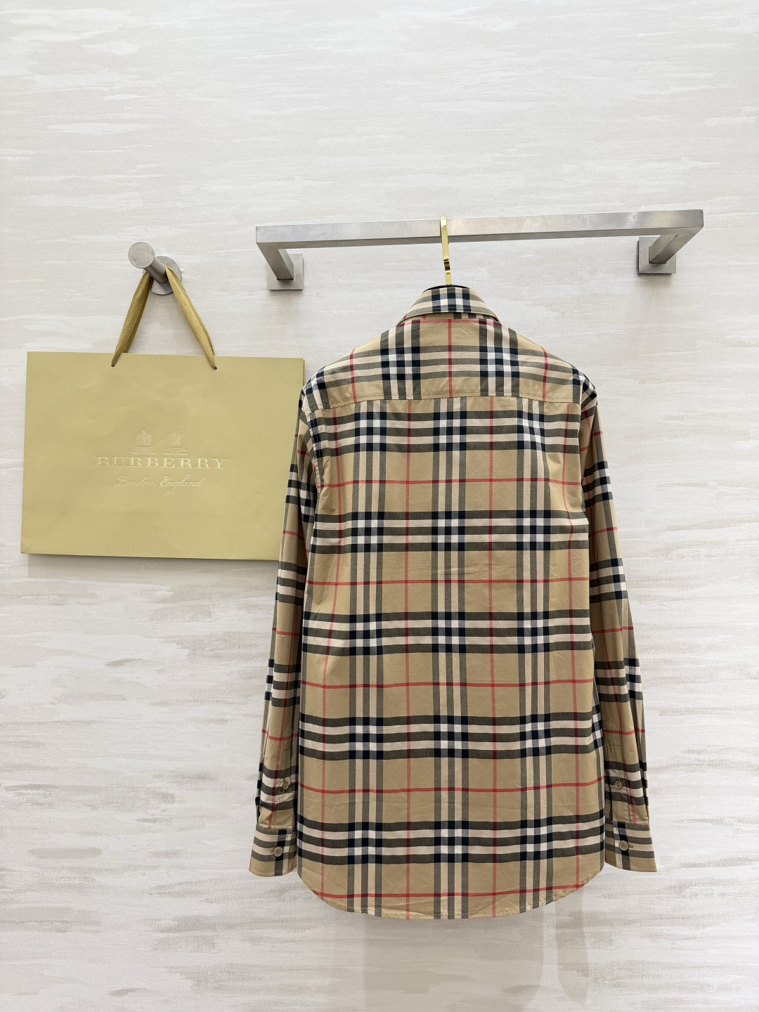 #Burberr♡²⁶新款 经典格纹衬衣 卡其色主调搭配黑白红线条 英伦风满满！高品质纯棉材质 柔软透气