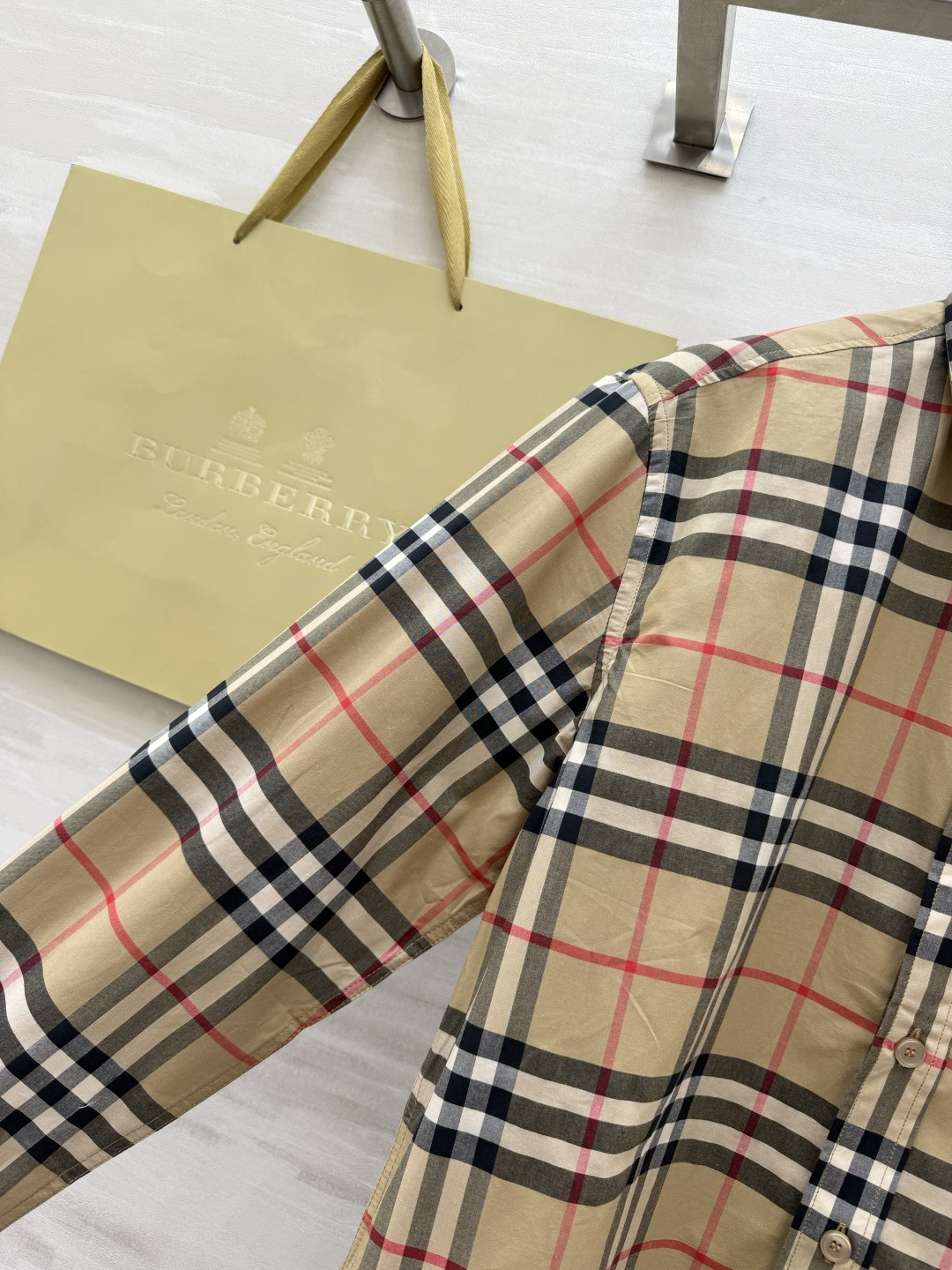 #Burberr♡²⁶新款 经典格纹衬衣 卡其色主调搭配黑白红线条 英伦风满满！高品质纯棉材质 柔软透气