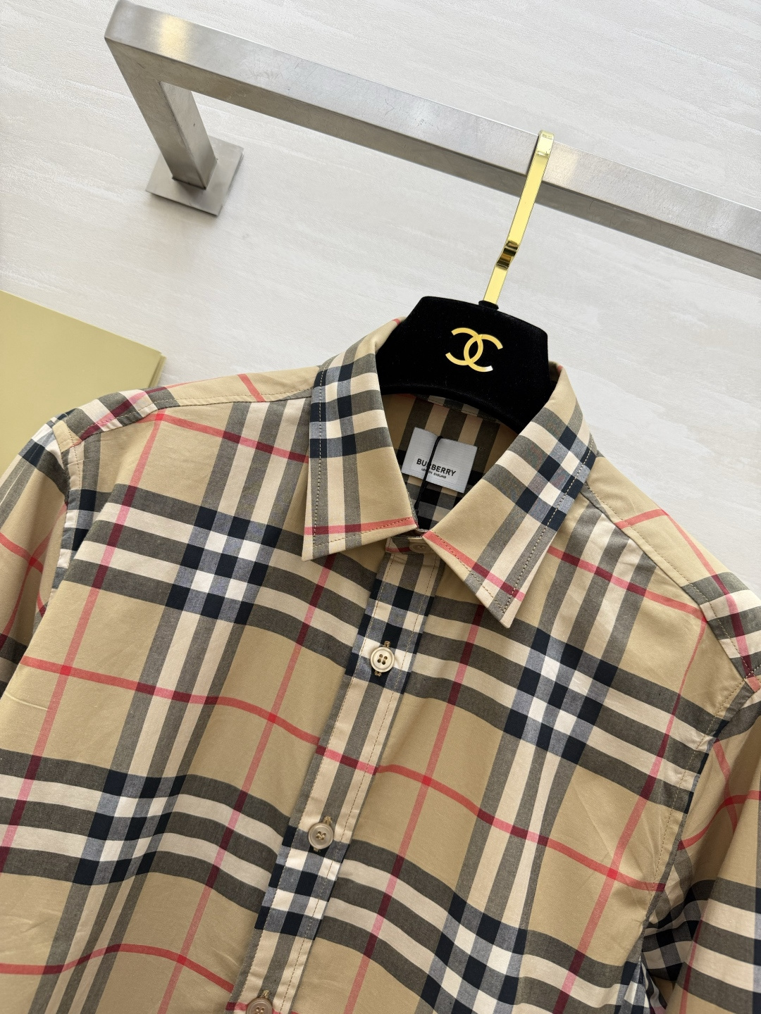 #Burberr♡²⁶新款 经典格纹衬衣 卡其色主调搭配黑白红线条 英伦风满满！高品质纯棉材质 柔软透气