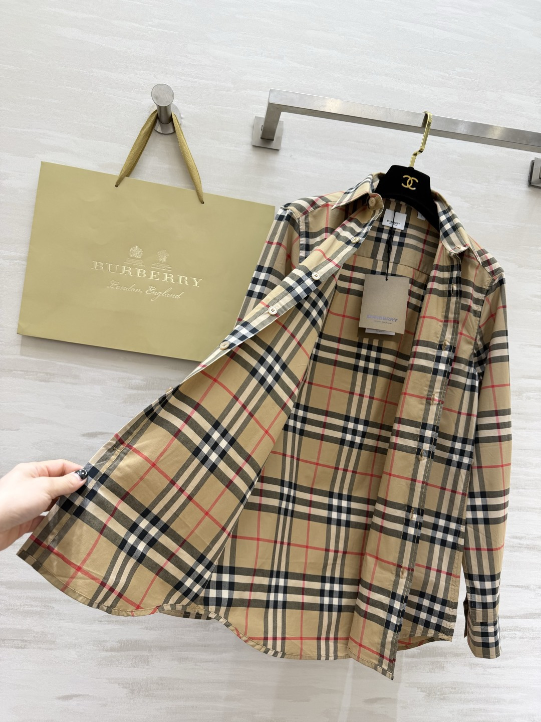 #Burberr♡²⁶新款 经典格纹衬衣 卡其色主调搭配黑白红线条 英伦风满满！高品质纯棉材质 柔软透气