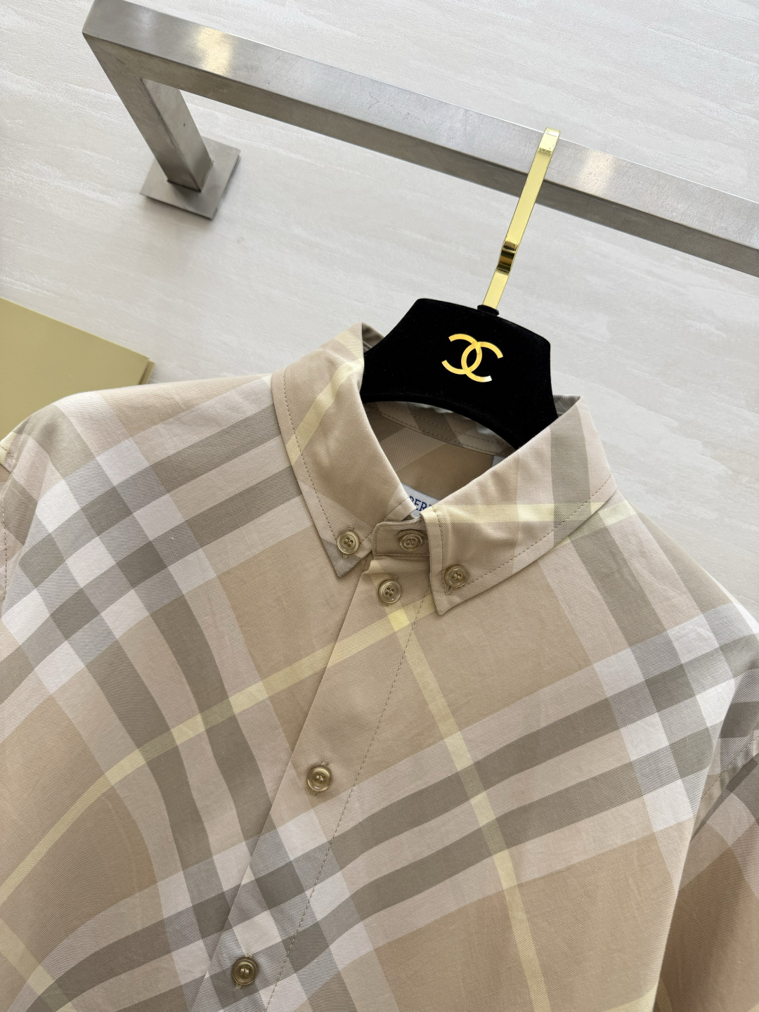 #Burberr♡²⁶新款 格纹衬衣 经典格纹设计 奶茶色系超温柔 棉质面料柔软透气穿着舒适 单排扣+翻