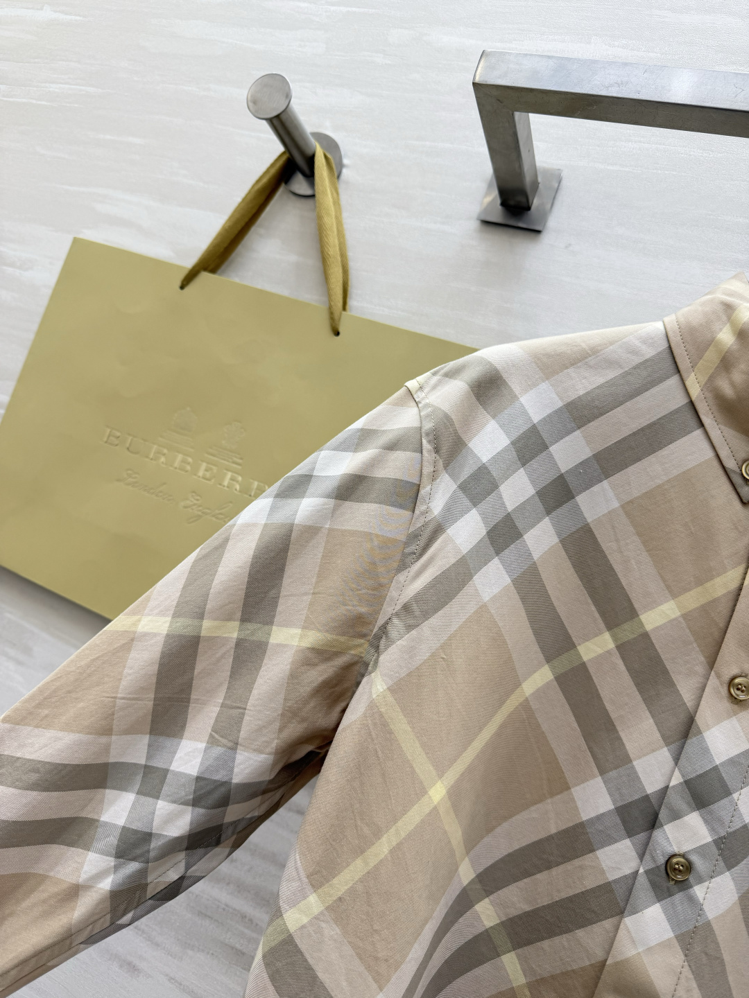 #Burberr♡²⁶新款 格纹衬衣 经典格纹设计 奶茶色系超温柔 棉质面料柔软透气穿着舒适 单排扣+翻