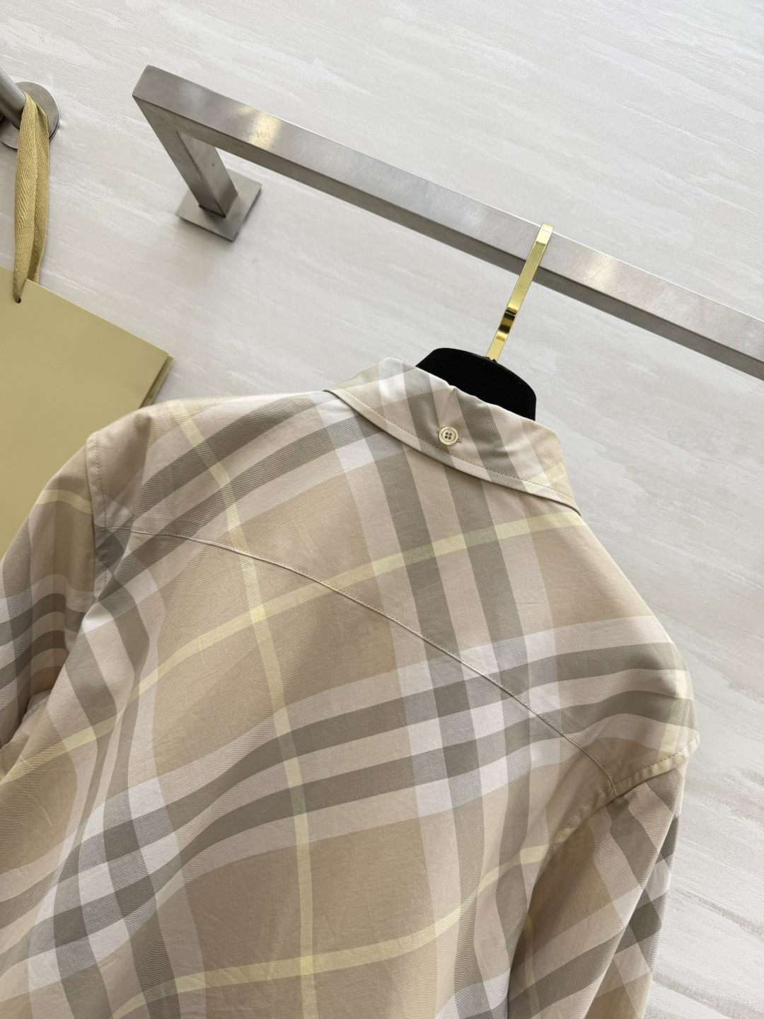 #Burberr♡²⁶新款 格纹衬衣 经典格纹设计 奶茶色系超温柔 棉质面料柔软透气穿着舒适 单排扣+翻