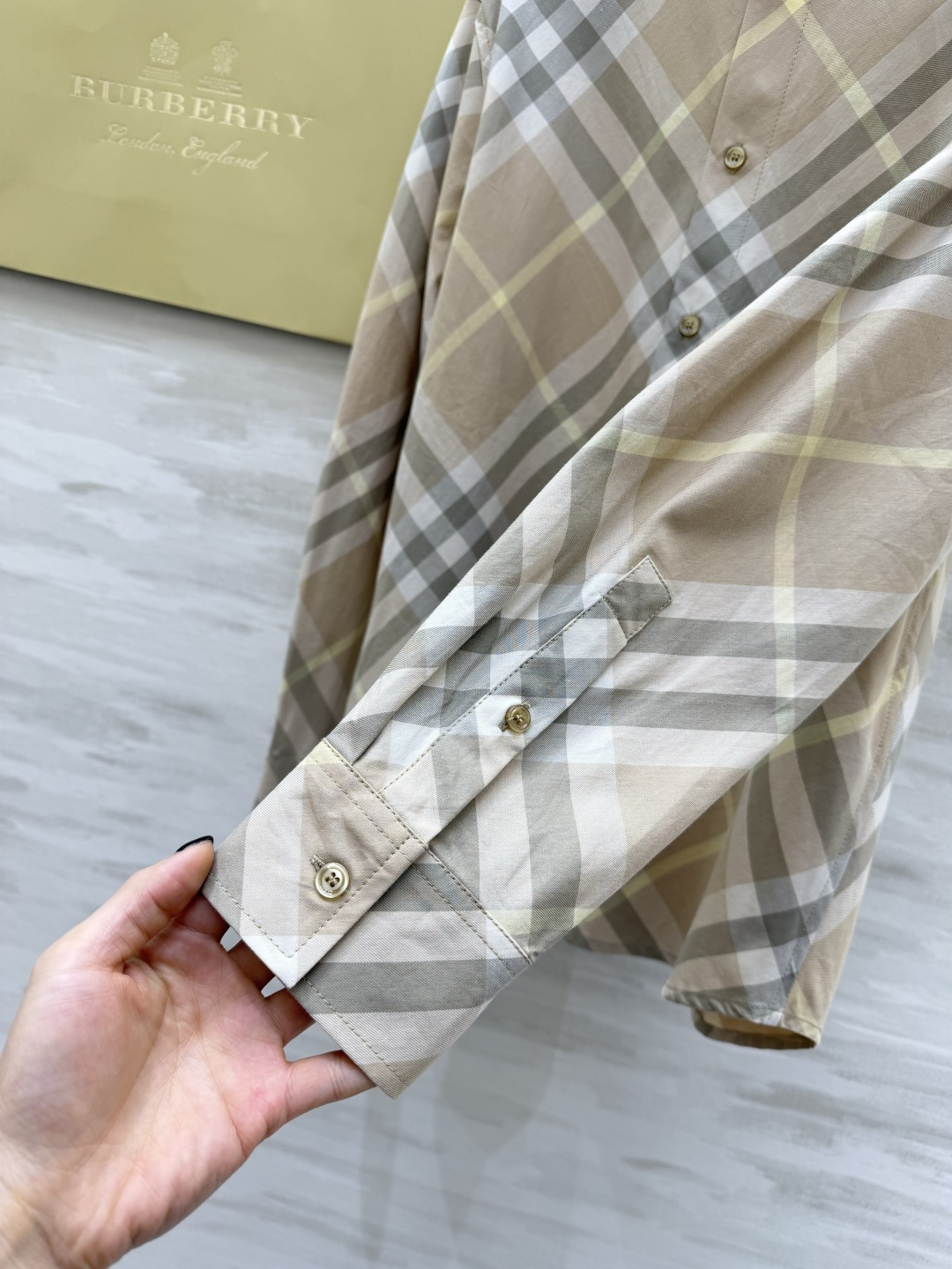 #Burberr♡²⁶新款 格纹衬衣 经典格纹设计 奶茶色系超温柔 棉质面料柔软透气穿着舒适 单排扣+翻