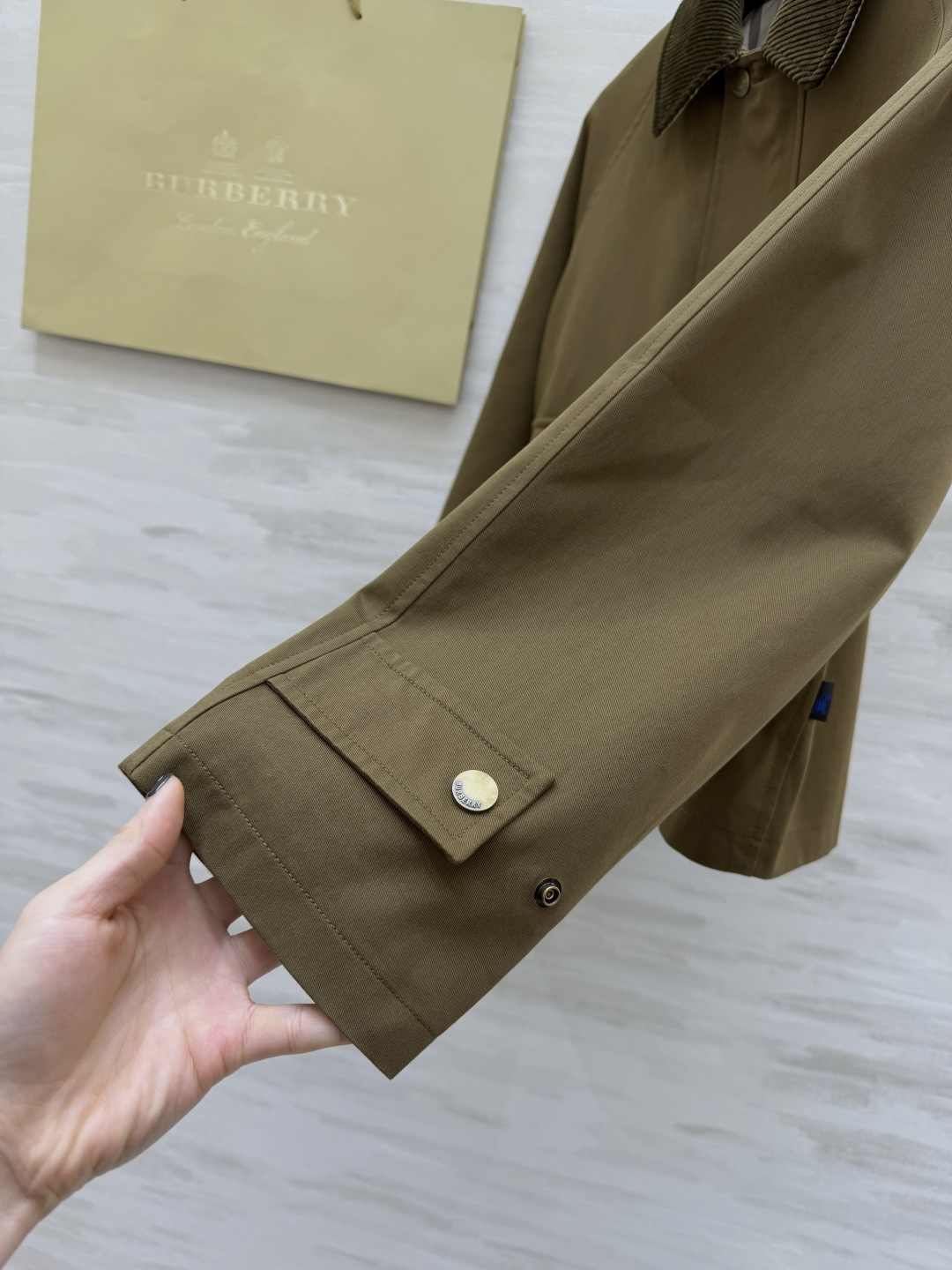 #Burberr♡²⁶新款巴恩风夹克 经典棉质斜纹面料搭配棕色灯芯绒翻领 复古又实用 短款设计+双翻盖口