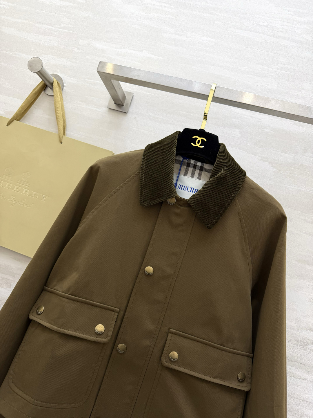 #Burberr♡²⁶新款巴恩风夹克 经典棉质斜纹面料搭配棕色灯芯绒翻领 复古又实用 短款设计+双翻盖口