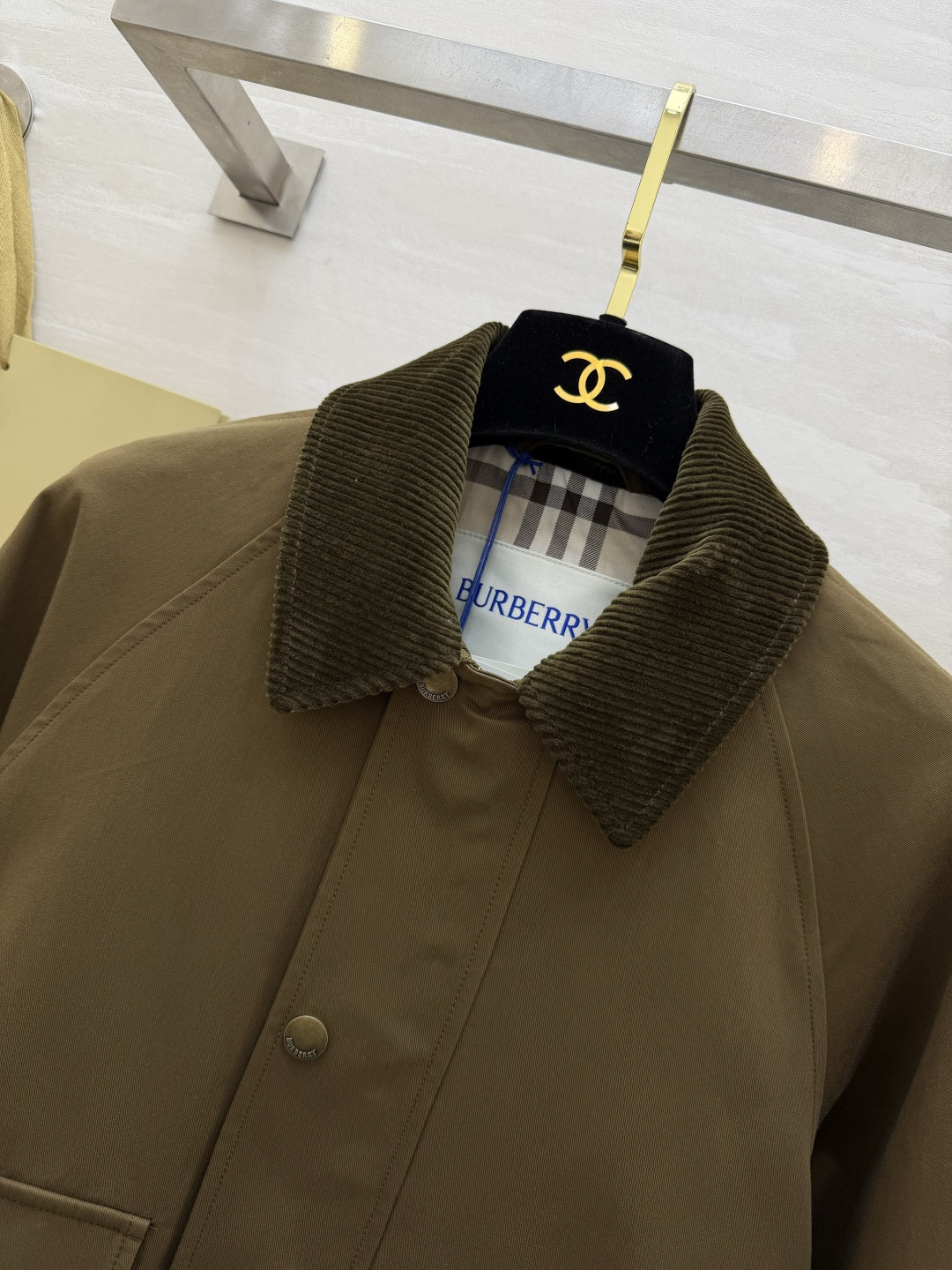 #Burberr♡²⁶新款巴恩风夹克 经典棉质斜纹面料搭配棕色灯芯绒翻领 复古又实用 短款设计+双翻盖口