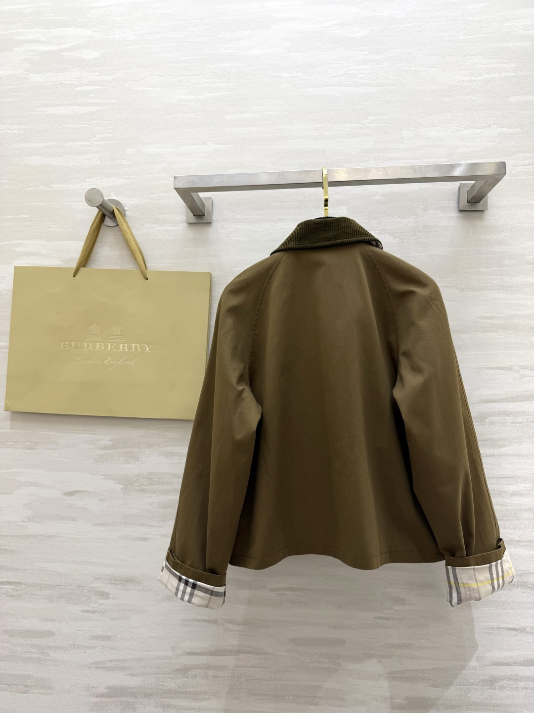 #Burberr♡²⁶新款巴恩风夹克 经典棉质斜纹面料搭配棕色灯芯绒翻领 复古又实用 短款设计+双翻盖口