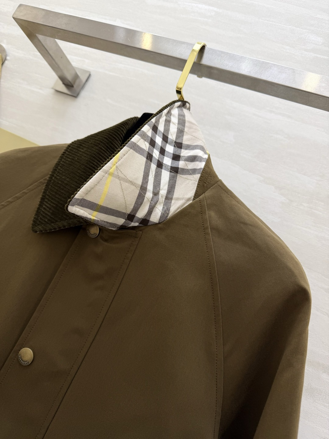 #Burberr♡²⁶新款巴恩风夹克 经典棉质斜纹面料搭配棕色灯芯绒翻领 复古又实用 短款设计+双翻盖口