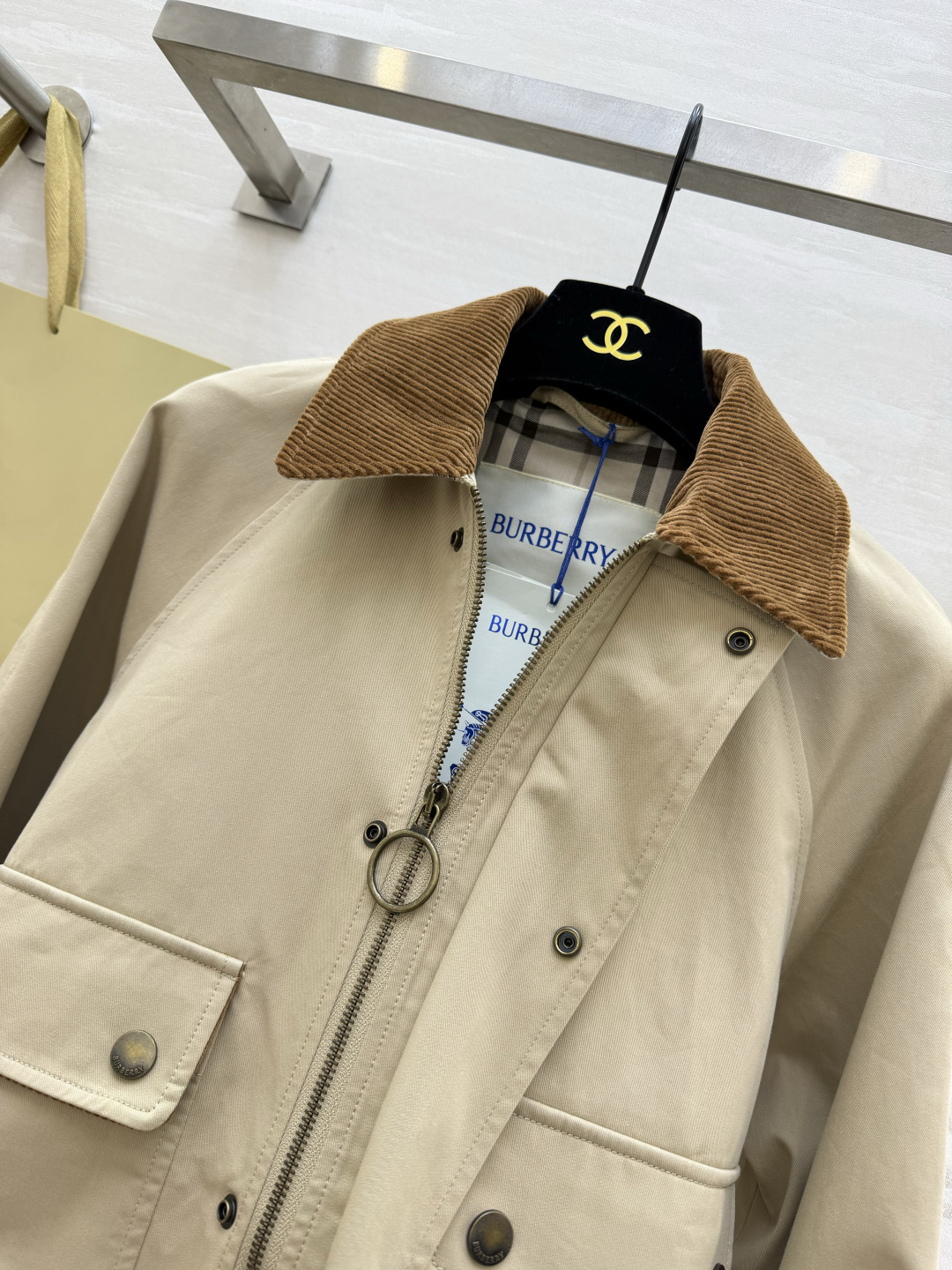 #Burberr♡²⁶新款巴恩风夹克 经典棉质斜纹面料搭配棕色灯芯绒翻领 复古又实用 短款设计+双翻盖口