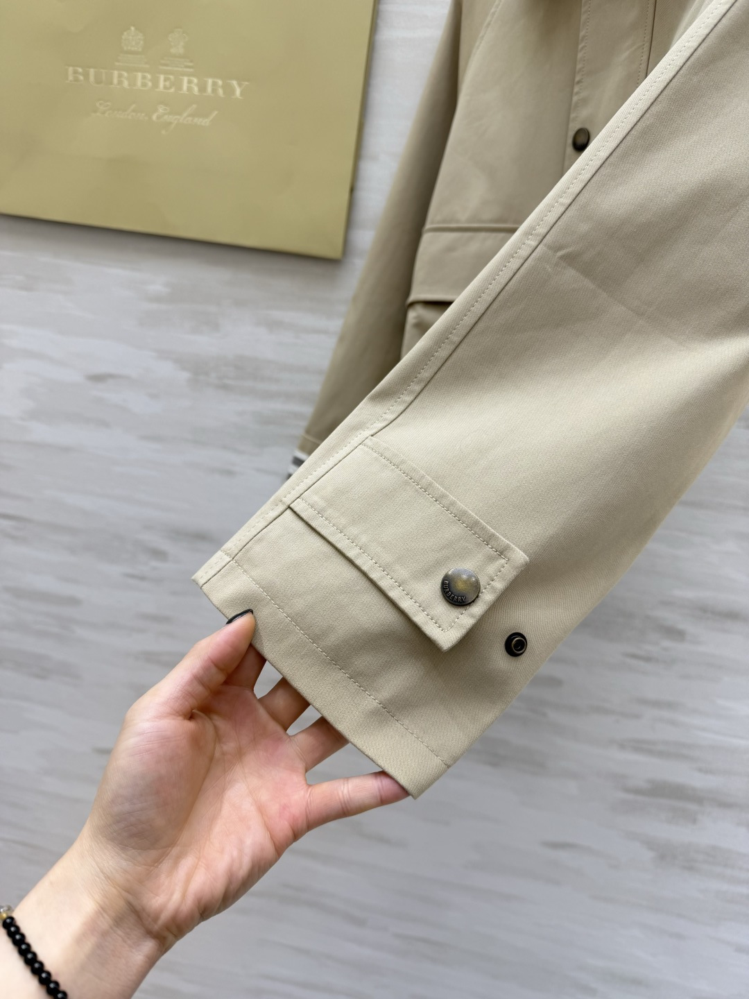 #Burberr♡²⁶新款巴恩风夹克 经典棉质斜纹面料搭配棕色灯芯绒翻领 复古又实用 短款设计+双翻盖口
