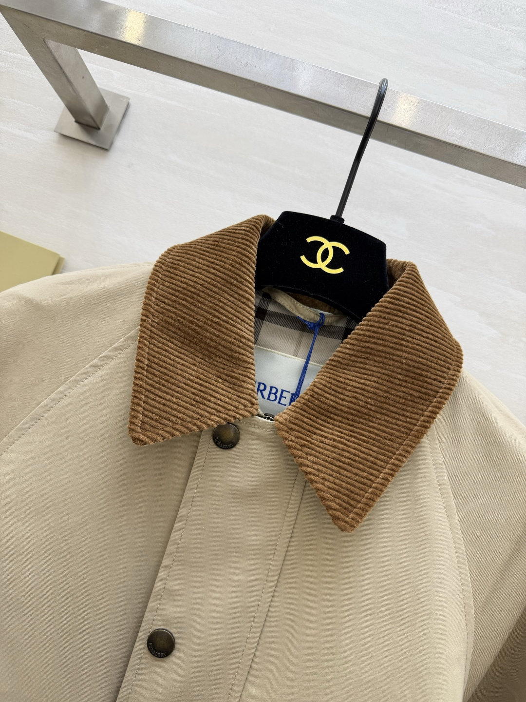 #Burberr♡²⁶新款巴恩风夹克 经典棉质斜纹面料搭配棕色灯芯绒翻领 复古又实用 短款设计+双翻盖口