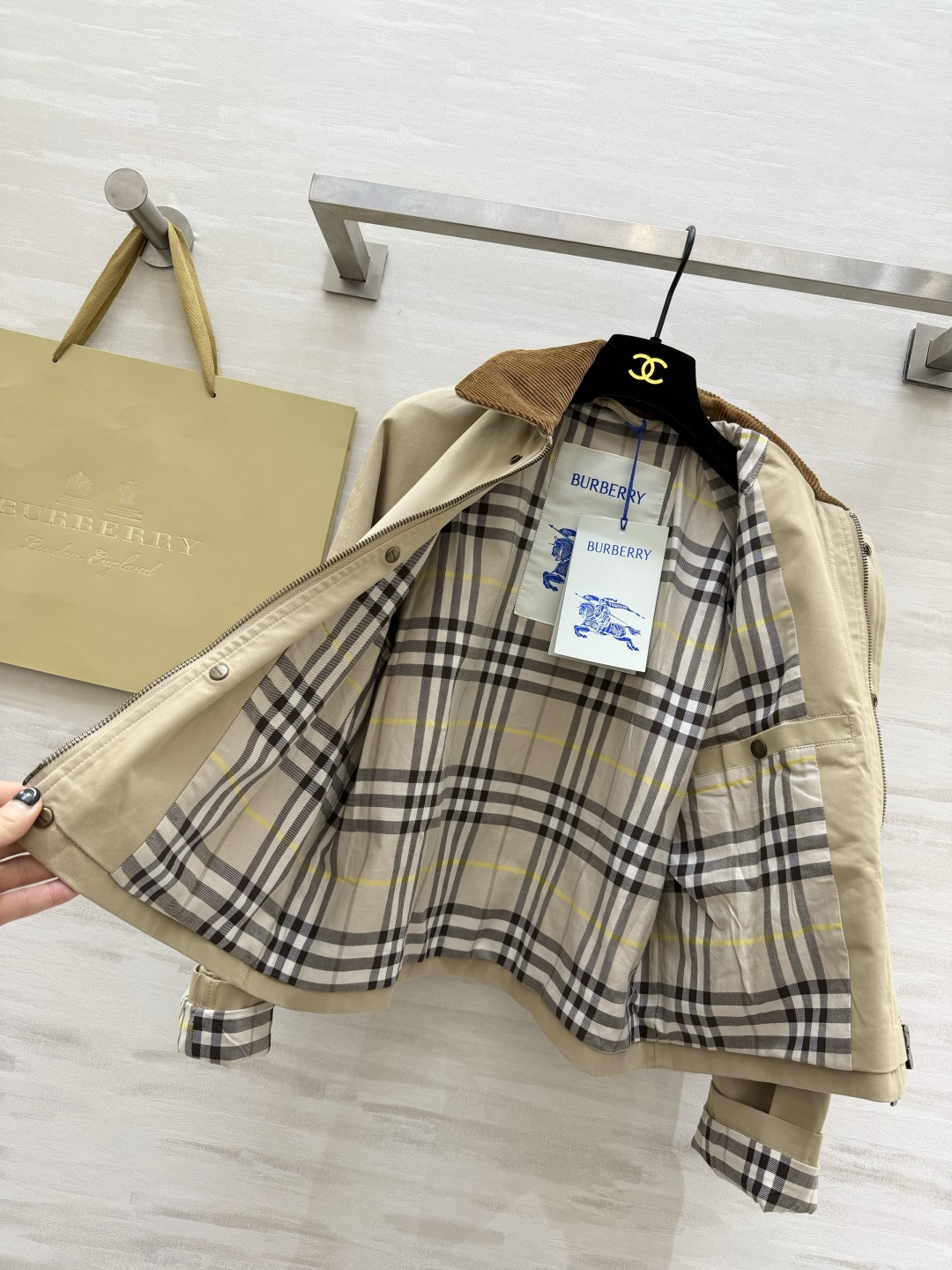 #Burberr♡²⁶新款巴恩风夹克 经典棉质斜纹面料搭配棕色灯芯绒翻领 复古又实用 短款设计+双翻盖口