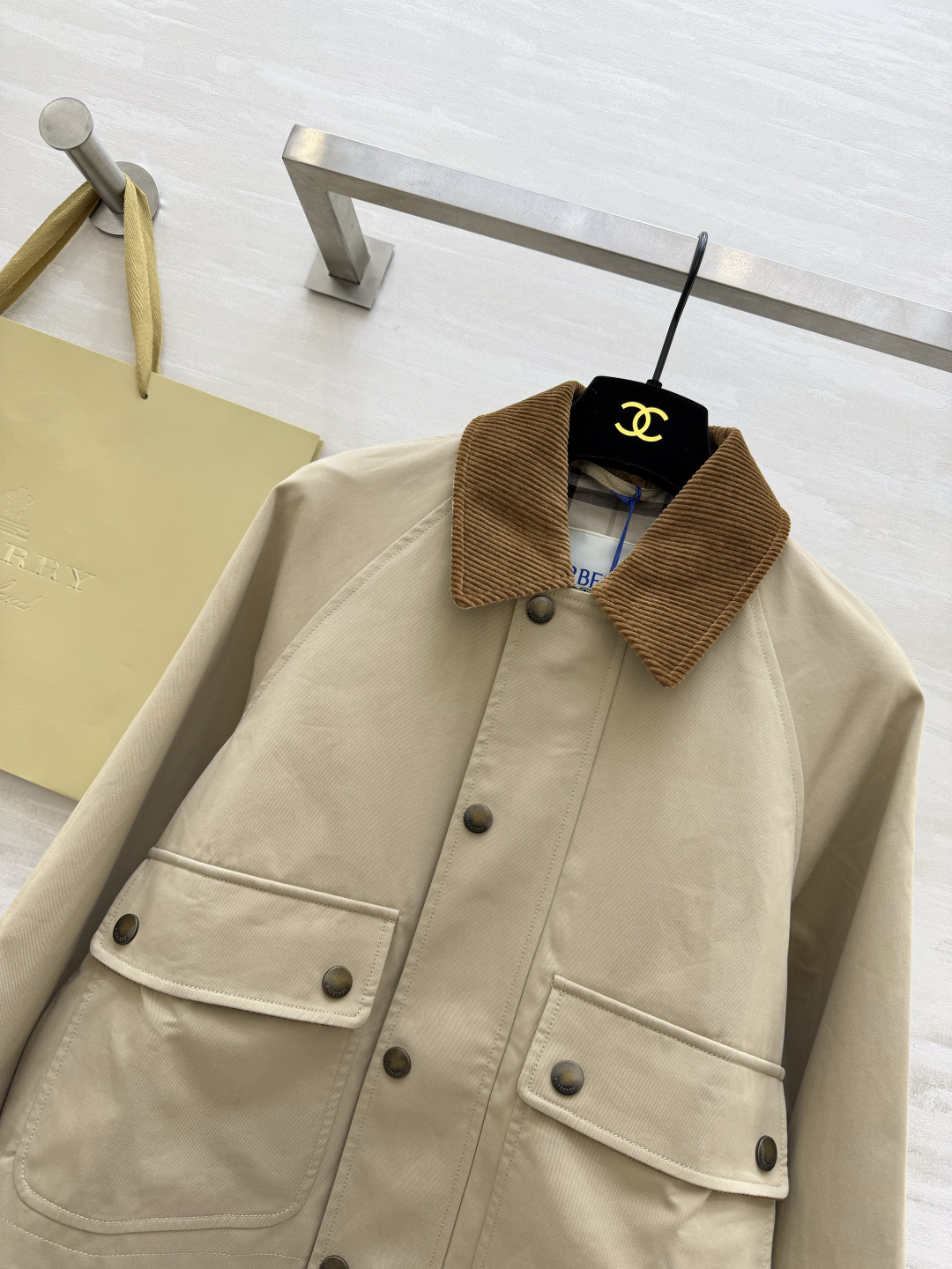 #Burberr♡²⁶新款巴恩风夹克 经典棉质斜纹面料搭配棕色灯芯绒翻领 复古又实用 短款设计+双翻盖口