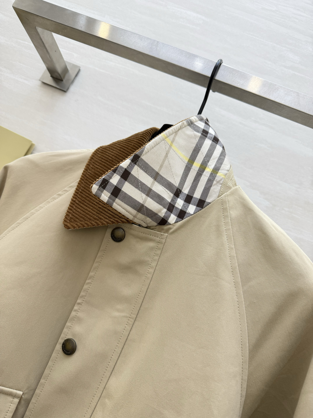 #Burberr♡²⁶新款巴恩风夹克 经典棉质斜纹面料搭配棕色灯芯绒翻领 复古又实用 短款设计+双翻盖口