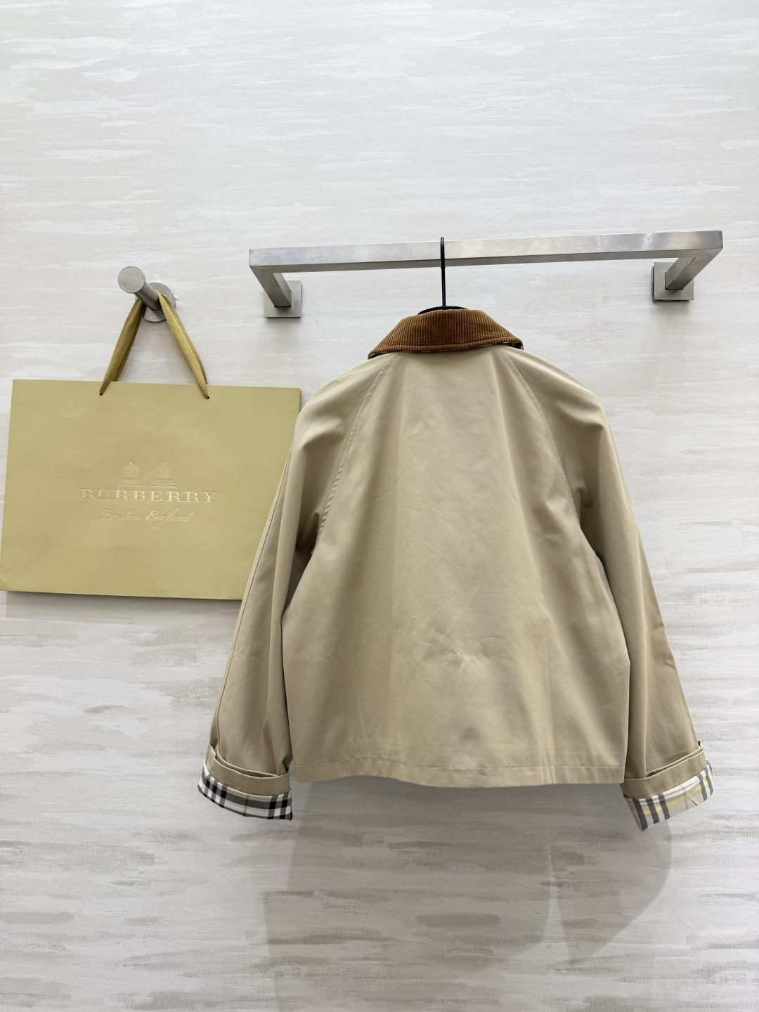 #Burberr♡²⁶新款巴恩风夹克 经典棉质斜纹面料搭配棕色灯芯绒翻领 复古又实用 短款设计+双翻盖口