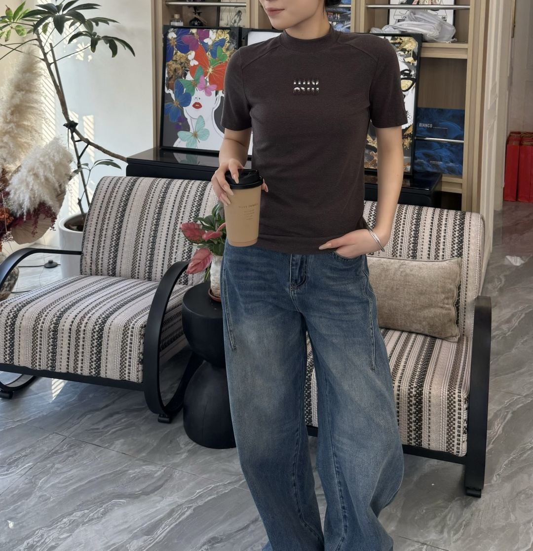 #Miumi♡²⁶春夏新款 logo重工刺绣🪡短袖T恤 胸前重工Logo刺绣超有辨识度！羊毛➕棉混弹力氨