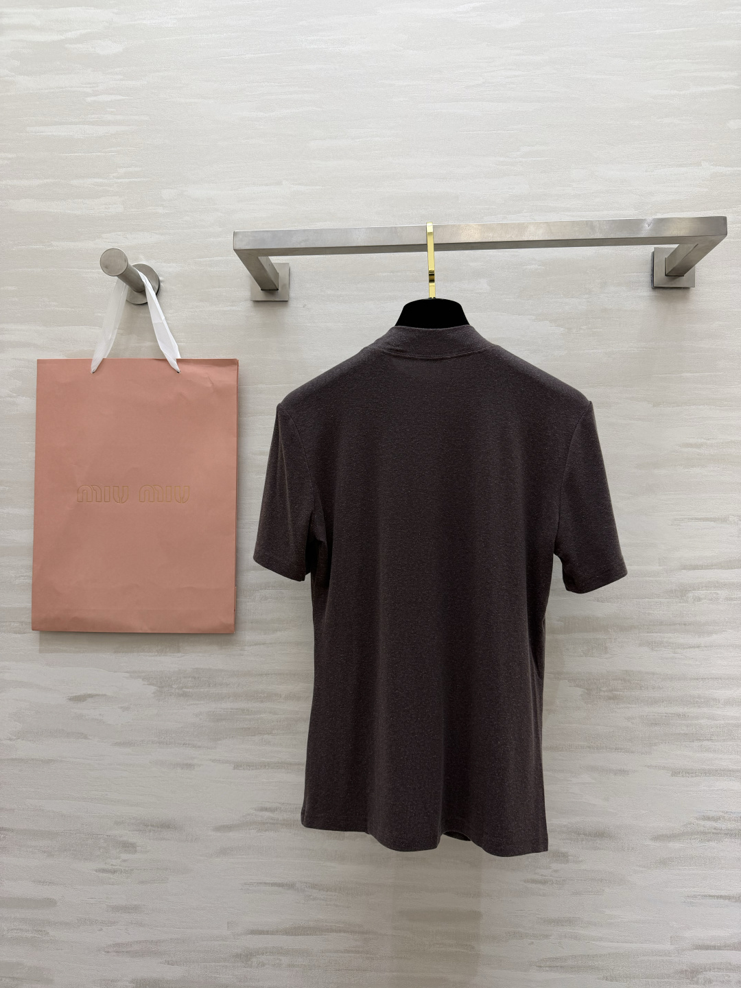 #Miumi♡²⁶春夏新款 logo重工刺绣🪡短袖T恤 胸前重工Logo刺绣超有辨识度！羊毛➕棉混弹力氨